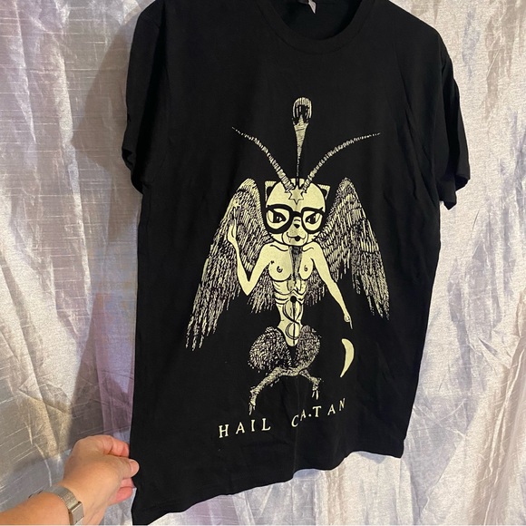 Hail Catan tee shirt SZ M GUC, chest 20” length 28” sleeves 4” - Picture 6 of 7